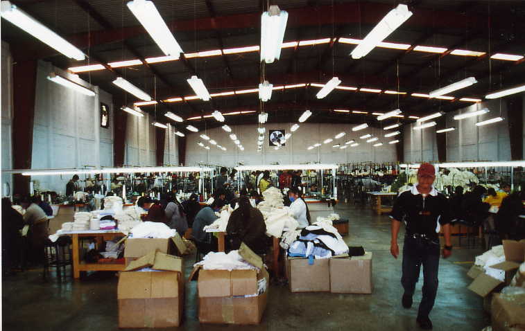 DER KLEIDERHAKEN: Die Schattenseiten des Freihandels in der globalen Bekleidungsindustrie