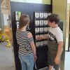 Schüler bei der interaktiven Ausstellung Globaler Supermarkt